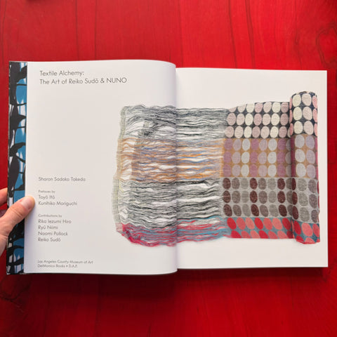 Textile Alchemy: The Art of Reiko Sudo & NUNO: Trade Edition / Sharon Sadako Takeda, Toyo Ito, Kunihiko Moriguchi, Reiko Sudo, Michael Govan