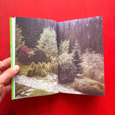 Mother nature - photo's of females flourishing / Erik Kessels, Francesca Seravalle