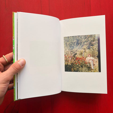 Mother nature - photo's of females flourishing / Erik Kessels, Francesca Seravalle