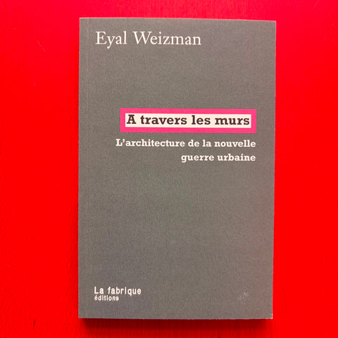 A travers les murs: L'architecture de la nouvelle guerre urbaine / Eyal Weizman